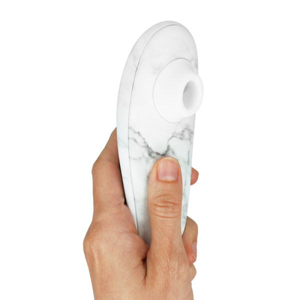 WOMANIZER - MARILYN MONROE CLASSIC 2 STIMULATEUR CLITORAL MARBRE BLANC – Image 4